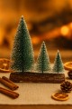 3’lü Mini Kar Efektli Yılbaşı Noel Ağaç Seti – Ahşap Kütük Üzeri Dekoratif Mini Çam Ağaçları 