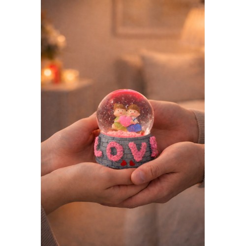 Aşk Temalı Led Işıklı Kar Küresi 9 cm – Romantik & Anlamlı Sevgili Hediyesi 