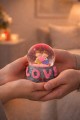 Aşk Temalı Led Işıklı Kar Küresi 9 cm – Romantik & Anlamlı Sevgili Hediyesi 