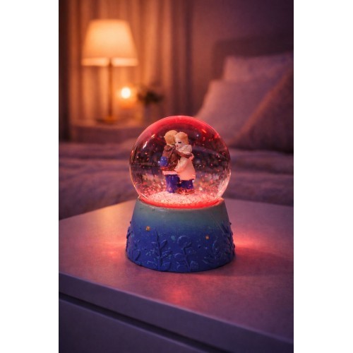 Sarılan Sevgililer Temalı Led Işıklı Kar Küresi 9 cm – Romantik & Anlamlı Sevgili Hediyesi