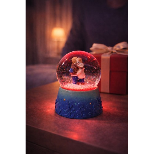 Sarılan Sevgililer Temalı Led Işıklı Kar Küresi 9 cm – Romantik & Anlamlı Sevgili Hediyesi