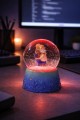 Sarılan Sevgililer Temalı Led Işıklı Kar Küresi 9 cm – Romantik & Anlamlı Sevgili Hediyesi