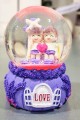 Mor Love Sevgililer Temalı Led Işıklı Kar Küresi 9 cm – Romantik & Anlamlı Sevgili Hediyesi