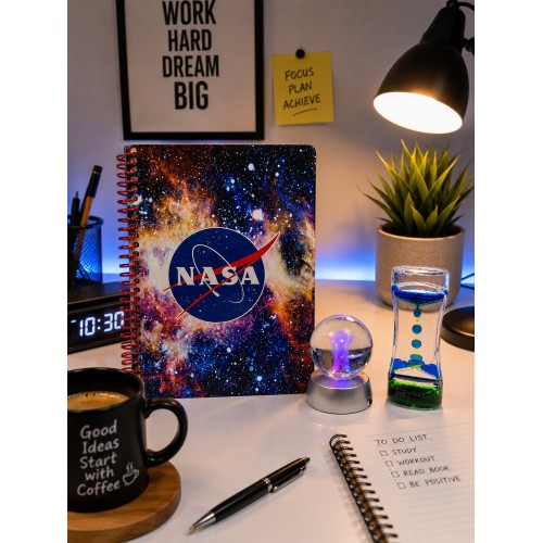 NASA Masa Üstü Hediye Seti – Spiralli Defter, Astronot Kristal Küre LED Lamba, Damla Zamanlayıcı