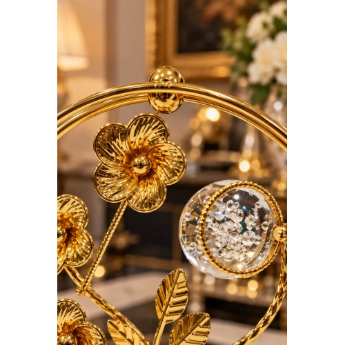 Gold Metal Dekoratif Obje 18x18 cm Cam Küreli Çiçek ve Kelebek Figürlü Masa Süsü